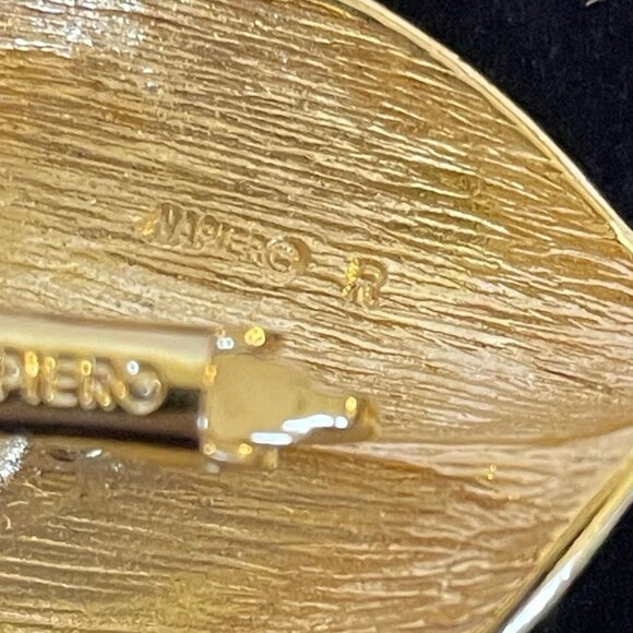 Napier Gold Tone Leaf Inspired Screw Back Clip-on Earrings Vintage 1.5 inches - Picture 8 of 10